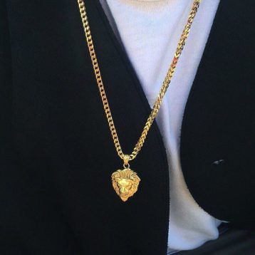 A Close Look At The Men's Gold Necklace Trending In The Market
